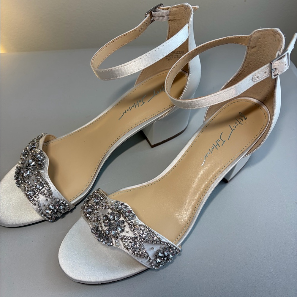 Betsey Johnson White Sandals SB-KASS Satin Block Heel Rhinestone Size 9M